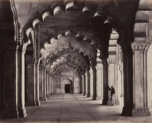 Agra. The Motee Hasjid in Pearl Mosque. View of the Entire Aisle
