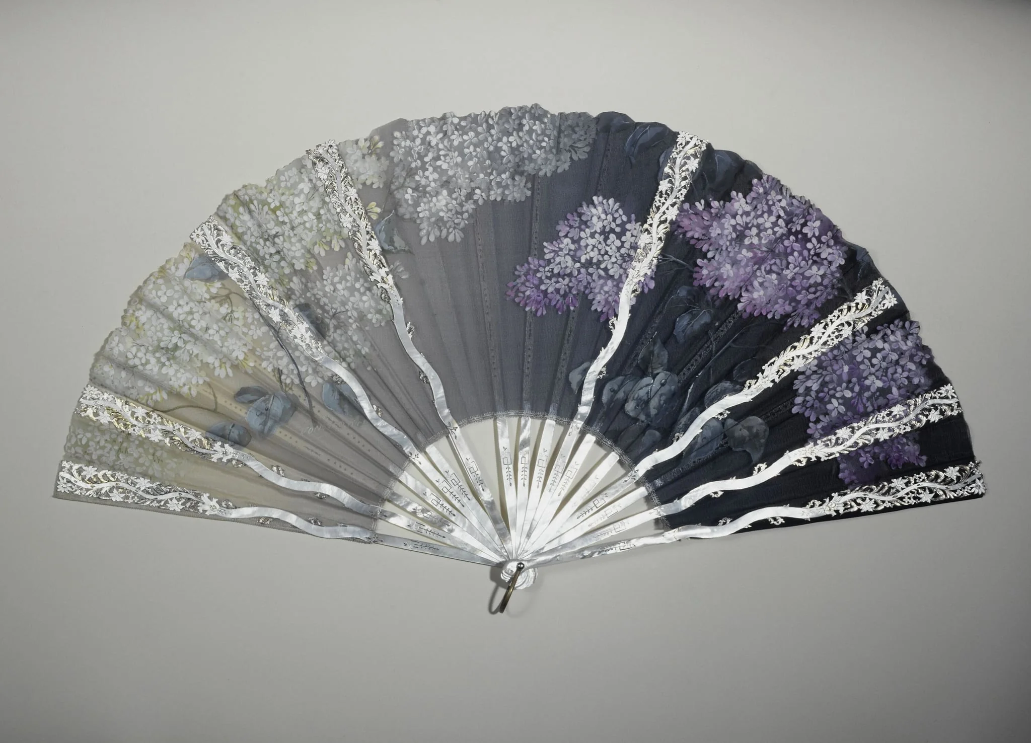 Eventail plié Les lilas