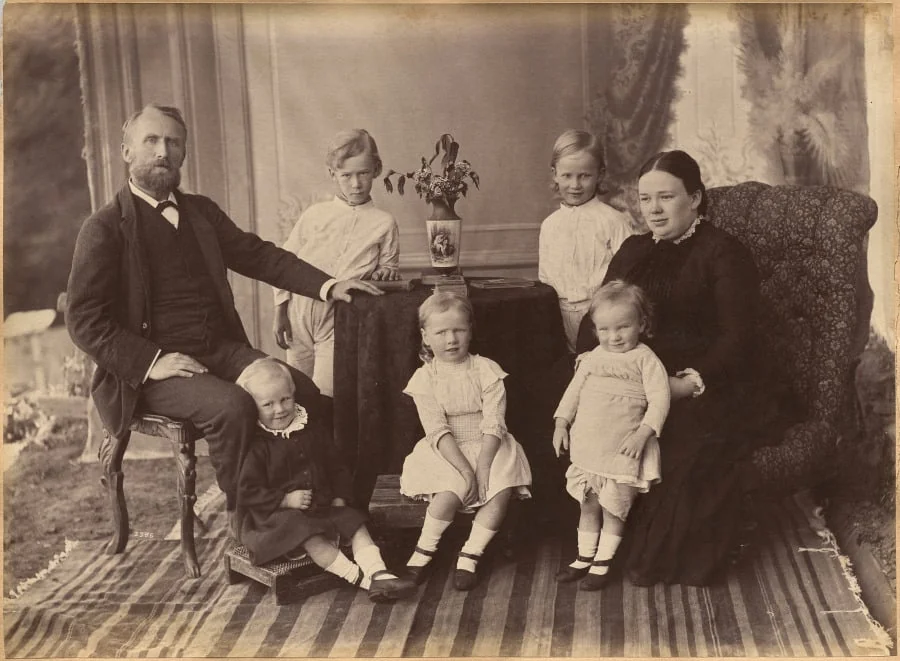 Mr. Robert Holtz and family (verso)