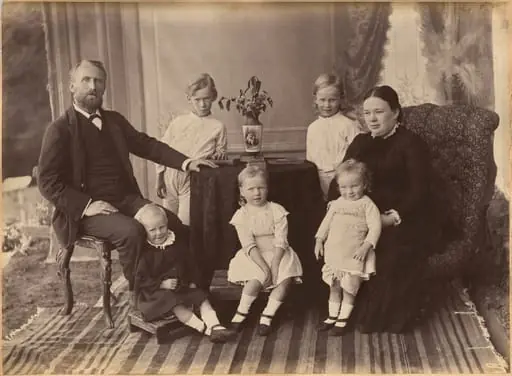 Mr. Robert Holtz and family (verso)