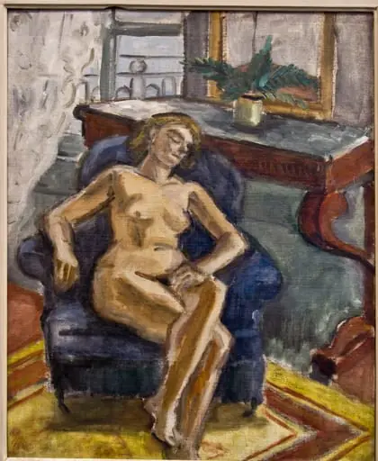Nud pe fotoliu albastru