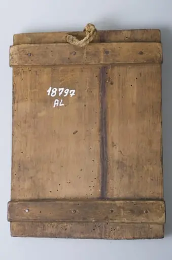 Icoană de formă rectangulară, pictată pe lemn în ulei, reprezentând tema „Izvorul tămăduirii”; Maica Domnului este redată în registrul superior, deasupra unei fântâni; în registrul inferior sunt redate două personaje care o venerează; imaginea este încadrată într-o ramă de culoare aurie înspre interior și albastră înspre exterior; pe verso-ul icoanei sunt prinși doi lați, bătuți în cuie; la partea superioară prezintă sistem de agățare cu funie.