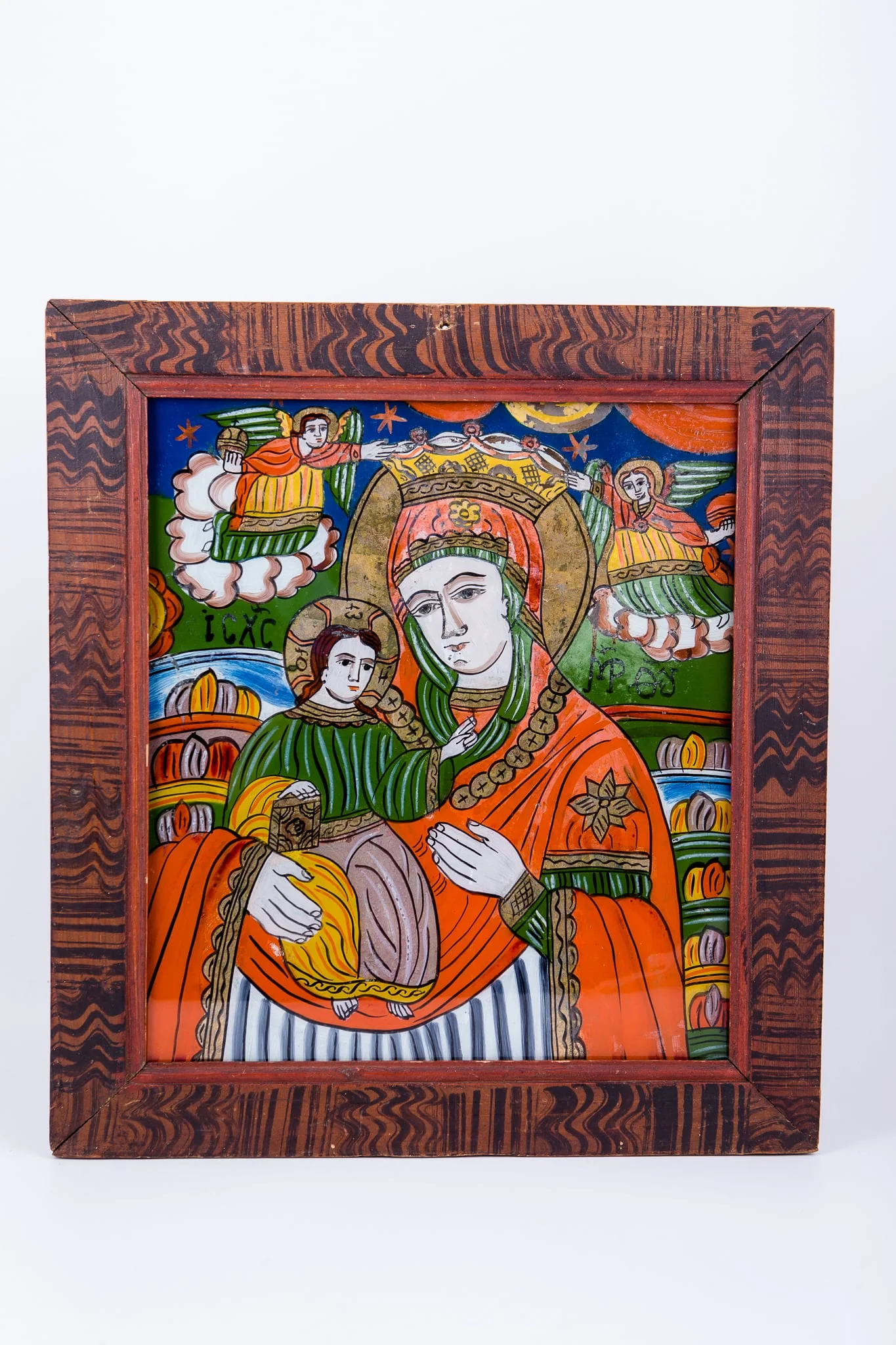 Maica Domnului Împărăteasă a Cerurilor, ține Pruncul Iisus Hristos, în brațe. Maica Domnului este îmbrăcată cu mantie cu maforion roșu vermillon, cu interiorul căptușit cu verde închis și albastru dungat cu alb. Poartă aureolă, coroniță de împărăteasă și salbă aurie din bănuți. Pruncul Iisus Hristos este îmbrăcat cu brun și verde și are aureolă și Sfânta Evanghelie închisă în mâna dreaptă și binecuvântează cu mâna stângă. În registrul superior sunt ocrotitori și păzitori Sfinții Arhangheli Mihail și Gavriil, cu mâinile atingând coronița Maicii Domnului Împărătese. Cromatica este armonioasă, caldă și luminoasă: roșu vermillon, verde spanac-avocado, galben-chihlimbar-ocru, albastru ceruleum bleu-ciel, brun, gri, alb, negru. Inscripția din româno-chirilică se traduce Maica Domnului MP Iisus Hristos IC XC. Icoana este de Șcheii Brașovului, Țara Oltului., by Unknown, 1850