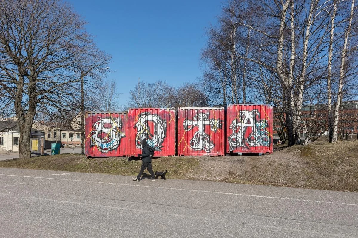 kontteihin tehty graffiti Suvilahdessa