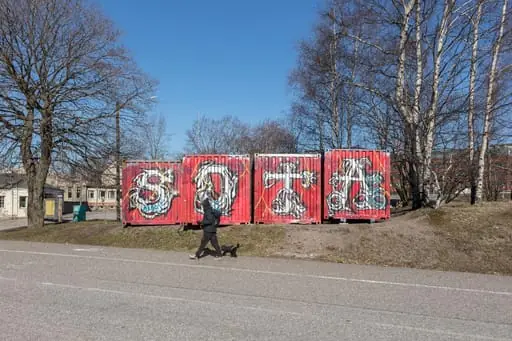 kontteihin tehty graffiti Suvilahdessa