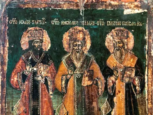 Tema icoanei este "Sfinții trei ierarhi, Vasile, Grigorie, și Ioan". Ordinea din icoană este, de la stânga la dreapta : Ioan Gură de aur(Zlotul), Vasile cel Mare și Grigore Teologul(Bogoslovul).Cei trei sfinți sunt pictați în picioare, Sf. Ioan și Grigorie ușor întorși către Sf Vasile plasat central. Redați în veșminte arhierești, cu însemne episcopale. Pe cap toți poartă mitră împodobită cu pietre scumpe, în mâna stângă țin Evanghelia iar cu dreapta binecuvintează prin atingerea degetului inelar de cel mare.De mâna dreaptă le atârnă bedernița, un veșmânt arhieresc în formă de romb. Reprezentarea celor trei respectă în mare indicațiile Erminiei, ceea ce arată că zugravul o studiase; Doar Sfântul Ioan este redat cu părul și barba negre, ceea ce nu corespunde descrierilor. Veșmintele sunt destul de simple, Sacosurile de culori diferite(roșu cărămiziu, galben ocru, brun închis) au în parte de jos o bordură lată, aurită decorată cu motive geometrice. Peste acestea este așezat omoforul mare, simplu, cu chenar pe margine . La gât poartă câte un engolpion rotund.În partea de jos se vede capătul epitrahilului deasemenea decorat cu motive geometrice și franjuri, așezat peste stihar. Aureolele sunt realizate cu foiță,delimitate de o linie albă, fină. Trăsăturile sunt foarte fine, cu aceent pe detalii, ceea ce denotă un iconar cu experiență și probabil școală. Proporțiile sunt respectate paleta cromatică dominată de culori calde valorate prin contraste cu culorile complementare și nuanțe. Fondul este realizat într-o trecere treptată, de la o culoare mai deschisă în partea de jos la un verde-albastru sus, ceea ce scoate în evidență figurile celor trei. Scrisul este caligrafic, foarte fin și ordonat, realizat cu o linie fină de culoare albă. Chenar dublu, roșu la exterior, auriu la interior. Icoana prezintă crăpături și lacune pe margine.
