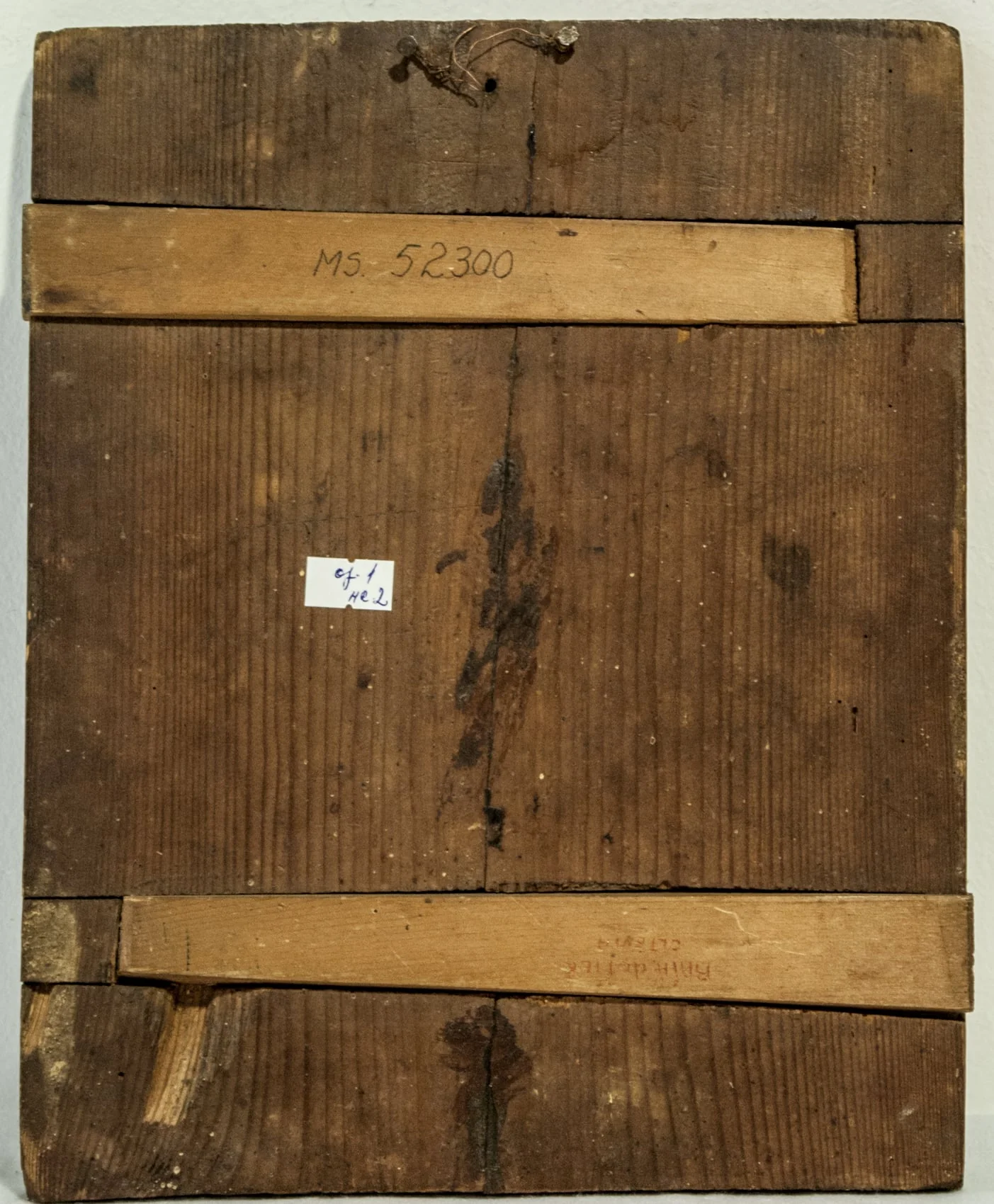 Răstignirea lui Iisus Hristos plasată pe un câmp central sub formă de cruce, împarte spațiul pictural în patru casete dreptunghiulare, Iisus Hristos răstignit pe crucea cu 6 brațe (specifică ortodoxiei ruse), cu un veșmânt alb în jurul mijlocului, ochii închișiNimbul cu inscripțiile consacrate. La baza crucii, sugerat dealul Golgota și craniul lui Adam. Pe latura de sus un nor cu inscripția XC Cele 4 casete conțin următoarele scene: Stânga sus Maica Domnului cu Pruncul tipul Kazanskaia. Este reprezentată până la piept, nu se văd mâinile. Capul ușor înclinat spre Prunc. Maforion roșu, pe frunte și pe umeri stelele Fecioriei, albe, discrete.Iisus – Emanuel, binecuvintează cu dreapta, nimbul cruciger. Chiton albastru și himationgalben. Dreapta sus - Sf. Nicolae în veșminte de arhiereu, cărunt, cu barba rotundă capul descoperit. Nu se văd mâinile.. Înveșmântat cu sacos roșu cu drapaj galben, omofor lat, închis la culoare. Stânga jos - Sf. Gheorghe, oștean, călare pe un cal alb în poziție cambrată.Înfige, cu ambele mâini, sulița în gura balaurului, redat aici ca un șarpe negru, subțire. În oglindă, sfântul mucenic Dimitrie, în veșminte identice, călare pe un cal negru, cu o suliță în mâini. Fondul: brun pentru scena centrală, scenele de sus: brun roșcat, cu o bandă îngustă, aurită sus, niburile cu linie albă, scenele de jos: inferior bandă brună, pământul cu galben, cerul - verde închis, nimburile galbene cu linie discretă, albă pe margine. Chenarul marginal specific icoanelor tip krasnushka.Inscripții caligrafice cu negru. Inscripții cu llitere negre, caligrafice la scenele de sus, alb central. Caracter popular