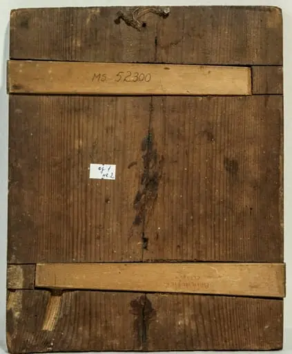 Răstignirea lui Iisus Hristos plasată pe un câmp central sub formă de cruce, împarte spațiul pictural în patru casete dreptunghiulare, Iisus Hristos răstignit pe crucea cu 6 brațe (specifică ortodoxiei ruse), cu un veșmânt alb în jurul mijlocului, ochii închișiNimbul cu inscripțiile consacrate. La baza crucii, sugerat dealul Golgota și craniul lui Adam. Pe latura de sus un nor cu inscripția XC Cele 4 casete conțin următoarele scene: Stânga sus Maica Domnului cu Pruncul tipul Kazanskaia. Este reprezentată până la piept, nu se văd mâinile. Capul ușor înclinat spre Prunc. Maforion roșu, pe frunte și pe umeri stelele Fecioriei, albe, discrete.Iisus – Emanuel, binecuvintează cu dreapta, nimbul cruciger. Chiton albastru și himationgalben. Dreapta sus - Sf. Nicolae în veșminte de arhiereu, cărunt, cu barba rotundă capul descoperit. Nu se văd mâinile.. Înveșmântat cu sacos roșu cu drapaj galben, omofor lat, închis la culoare. Stânga jos - Sf. Gheorghe, oștean, călare pe un cal alb în poziție cambrată.Înfige, cu ambele mâini, sulița în gura balaurului, redat aici ca un șarpe negru, subțire. În oglindă, sfântul mucenic Dimitrie, în veșminte identice, călare pe un cal negru, cu o suliță în mâini. Fondul: brun pentru scena centrală, scenele de sus: brun roșcat, cu o bandă îngustă, aurită sus, niburile cu linie albă, scenele de jos: inferior bandă brună, pământul cu galben, cerul - verde închis, nimburile galbene cu linie discretă, albă pe margine. Chenarul marginal specific icoanelor tip krasnushka.Inscripții caligrafice cu negru. Inscripții cu llitere negre, caligrafice la scenele de sus, alb central. Caracter popular