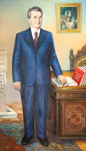 Tablou ulei pe pânză, portret Nicolae Ceaușescu, semnat în partea dreaptă jos Romulus Constantinescu, datat 1983. Nicolae Ceaușescu este reprezentat într-un costum albastru metalizat, stând în picioare lângă biroul său cu mâna pe unul din volumele lucrării ”România pe calea construirii societății socialiste multilateral dezvoltate”. Pe peretele din spatele său ”România Revoluționară” a lui C.D.Rosenthal. Comandat și oferit de Comitetul Județean de Partid Argeș (1983).