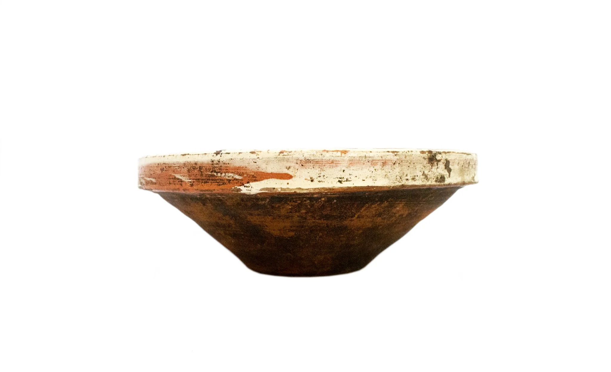 Strachină de formă tronconică, modelată la roată; decor geometrizat și naturalist realizat cu linii circulare de diferite mărimi alternând cu linii vălurite realizate cu pensonul; central prezintă un motiv fitomorf: floare realizat cu linii curbe și puncte de culoare; cromatică: fond alb dat de angobă, decor realizat cu verde și cărămiziu., by Unknown, 1850