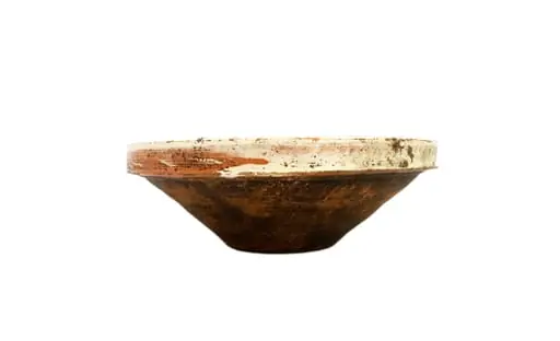 Strachină de formă tronconică, modelată la roată; decor geometrizat și naturalist realizat cu linii circulare de diferite mărimi alternând cu linii vălurite realizate cu pensonul; central prezintă un motiv fitomorf: floare realizat cu linii curbe și puncte de culoare; cromatică: fond alb dat de angobă, decor realizat cu verde și cărămiziu.