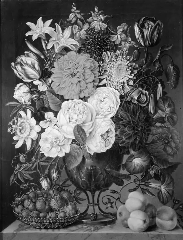 Blomster i en trefodet vase og en skål med jordbær