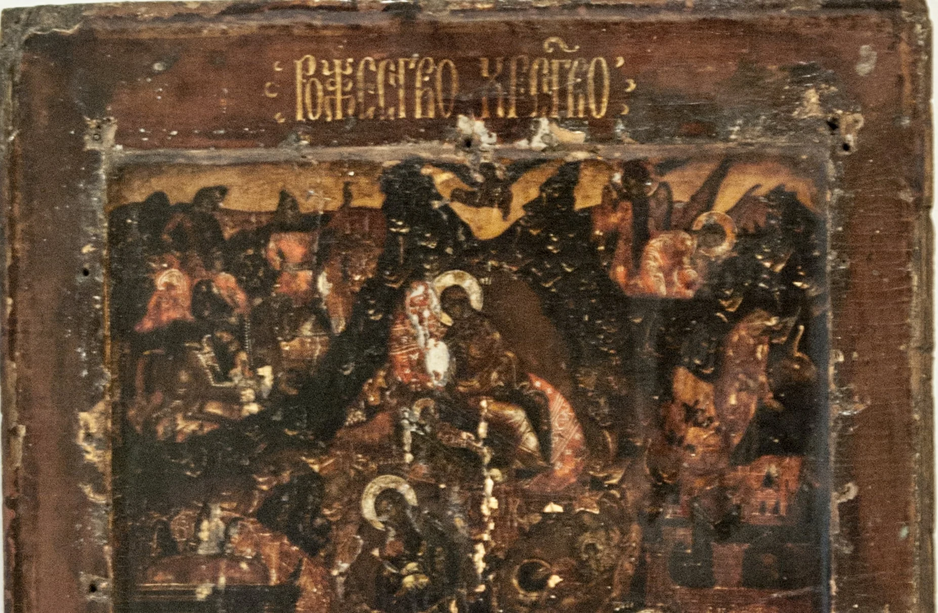 Scenă complexă, redată într-un spațiu pictural incavat, bordura înscriind-o în tipologia icoanelor de tip krashnuska. Scena centrală, nașterea Mântuitorului în peștera din Betleem completată narativ de secena închinării magilor și fuga în Egipt. Fecioara Maria pe un aștenut cu motive tradiționale, alături de Pruncul înfășat,. Un plan mai jos, scăldătoarea Pruncului, și Sfântul Iosif așezat, așezat, gânditor. Deasupra, pe fondul cerului luminat, steaua susținută de arhanghelul Gavriil își revarsă razele. În colțul din stânga sus, cei trei magi călări, urmând drumul indicat de steaua de la răsărit. În colțul drept îngeri vestind nașterea, mai jos un păstor cu oile. Scenele de jos sunt separate de zidurile cetății. În colțul stâng inferior Fecioara Maria pe tron, cu Pruncul în brațe, primind darurile celor trei magi. În dreapta este redată scena fugii în Egipt, Maica Domnului cu Pruncul pe un cal alb, în fața lor Iosif, Arhanghelul Gavriil ocrotindu-i. Scenele sunt redate miniatural, cu mare finețe. Chipurile și veșmintele foarte elaborate. Cromatica specifică icoanelor de acest tip, bordura roșiatică, restul compoziției - tonuri de pământ, brun-roșcat, roșu, galben, accentele de alb foarte fine. Icoana necesită restaurare., by Unknown, unspecified, 1850