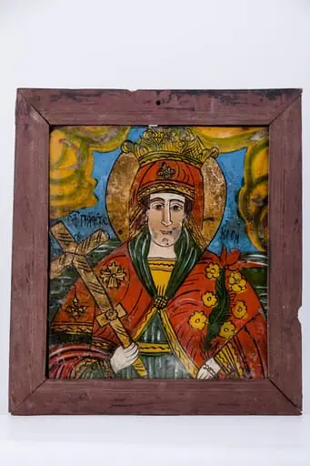 Sfânta Mare Cuvioasă Parascheva de la Iași are crucea în mâna dreaptă și ramură înflorită, cu 6 flori galbene și una roșie în vârf în mâna stângă. Este îmbrăcată în veșmânt roșu vermillon, cu interiorul căptușit cu verde și galben. Peste maforionul roșu, sfânta cuvioasă are aureolă. Fondul icoanei este cerul albastru regal, cu o arcadă de lumină galbenă, în registrul superior și bronziu, în jurul chipului și aureolei Sfintei Paraschiva și o alternanță de câmpuri verzi, dispuse paralel, în registrul mediu și inferior. Este o icoană cu aer cald, tomnatic, de octombrie 14, Praznicul Sfintei Cuvioase Parascheva. Inscripția din româno-chirilică se traduce Sf Paraschiva. Cromatica este armonioasă: roșu vermillon, albastru regal, verde văratic și forest, brun-cafeniu, negru, galben chihlimbar, ocru, bronziu, gri, negru, alb. Icoana este din Țara Oltului.