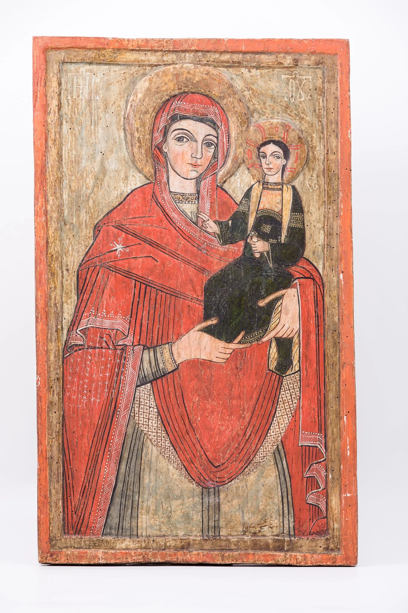 Icoana este de iconostas, icoană împărătească. Maica Domnului este Împărăteasă pe tron, ținând în brațe Pruncul Iisus Hristos care are în mâna stângă un hrisov înfășurat și Binecuvântează cu mâna dreaptă. Maica Domnului arată calea cu mâna dreaptă, deci este Hodighitria. Maica Domnului este înveșmântată în mantie cu maforion roșu vermillon cu interiorul căptușit cu bej-ocru și sacos crem-luminos, are aureolă reliefată aurie. Pruncul Iisus Hristos este înveșmântat în negru și auriu ocru-brun-bronziu, cu aureolă reliefată aurie. Veșmintele sunt ornamentate cu elemente decorative minuțioase albe, desenate cu rafinament, asemenea unui voal diafan de linii, cerculețe, romburi. Sacosul Maicii Domnului este o combinație armonioasă între olive și bej-crem. Veșmântul Pruncului Mântuitor este luminos-pictural, având o bordură de broderie fină aurie pe braț, altiță de cămășă tradițională. Fondul icoanei este luminos, olive-bronziu. Întreaga icoană este încadrată de un chenar reliefat auriu și roșu vermillon. Atmosfera este luminoasă și bizantină. Cromatica este armonioasă: roșu vermillon, ocru, crem, bej, olive, auriu, ocru-brun-bronziu. Inscripția din româno-chirilică se traduce MP Maica Domnului IC XC Iisus Hristos. Icoana este din Rășinari, Mărginimea Sibiului.