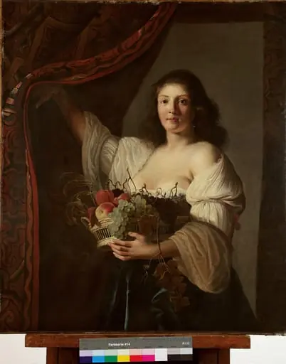 Junge Frau mit Früchtekorb