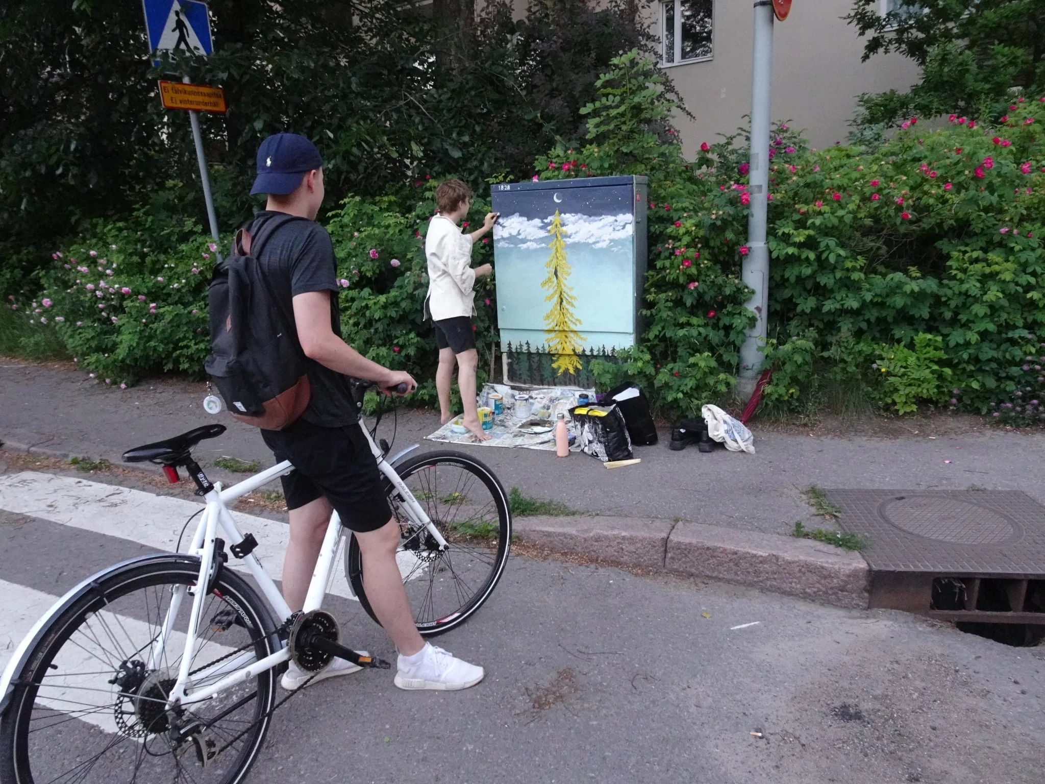 Sähkökaappiteosta maalataan Untamontien ja Joukolantien risteyksessä.