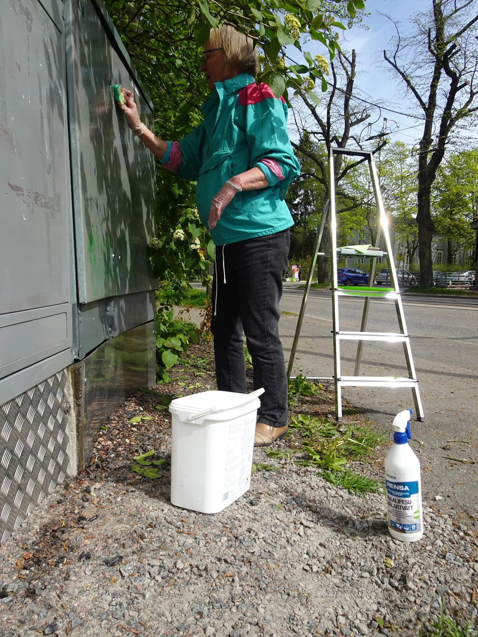 Sähkökaappia puhdistetaan Pohjolankadulla.