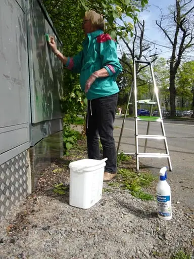 Sähkökaappia puhdistetaan Pohjolankadulla.