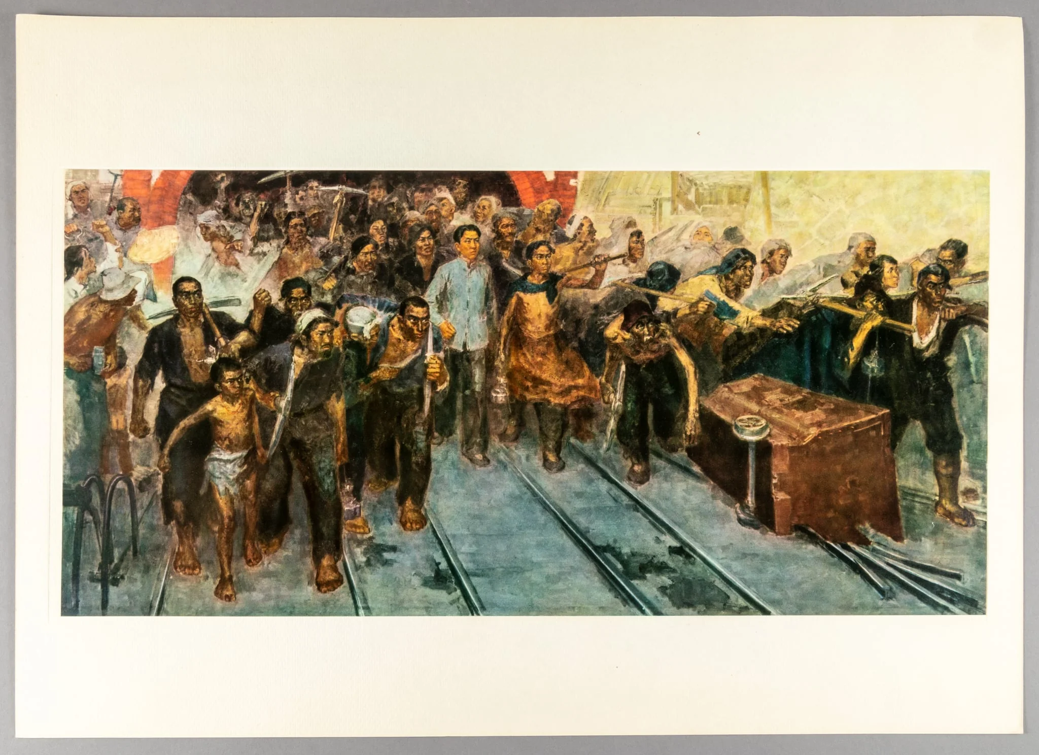 Reproducere după o pictură în ulei cu titlul „Camaradul Liou Chao-chi și minerii din Anyuan” realizată de Heou Yi-min și datată în 1961. În 1922 a avut loc Greva minerilor Anyuan, eveniment care a marcat un moment decisiv pentru Partidul Comunist Chinez, deoarece lideri comuniști, printre care și Mao Zedong, au venit în ajutorul minerilor care reprezentau masele suferinde în interesul cărora trebuia să aibă loc revoluția. După greva nonviolentă a treisprezece mii de muncitori, majoritatea acestora s-a înrolat ca soldați în Armata Roșie pentru a-l sprijini pe Mao și Revoluția. Exemplarul a fost oferit lui Nicolae Ceaușescu, secretar general al Partidului Comunist Român; șeful de stat al Republicii Socialiste România, ca parte a unui album ce conține un catalog quatrolingv (franceză, spaniolă, engleză, chineză) și alte 9 reproduceri după picturi cu semnificație istorică pentru mișcarea comunistă în RP China.