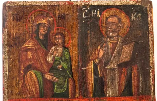 Icoana cu patru scene în care sunt reprezentați: Maica Domnului cu Pruncul(tipul Hodighitria), Sfântul Nicolae, sfântul Gheorghe, cuvioasa Paraschiva. Toți sunt redați 3/4, din semiprofil, pe un fond de culoare(galben) care servește și ca suport pentru pictură, la două casete peste acesta s-a aplicat albastru( fond la sf. Nicolae) și roșu (fond la Cuvioasa Paraschiva, continuat ca bandă de separație orizontală între registre.Pictura este ușor naivă și stângace, dar zugravul cunoștea canoanele picturi bizantine, chipurile sunt expresive, proporțiile respectate, se observă virtuozitate în realizarea faldurilor. Maica Domnului este înveșmântată cu maforion roșu deschis, drapaj galben, intradosul verde și stola bleumarin. Pruncul binecuvintează cu mâna dreaptă, în stânga ține un rotulus. Înveșmântat cu chiton alb și himation verde. Sfântul ierarh Nicolae binecuvintează cu dreapta în stânga ține Evanghelia. Are capul descoperit fruntea înaltă, barba și părul scurte. Sacos roșu cu drapaj galben, stihar bleumarin, epitrahil alb. Sfântul Gheorghe, tânăr, poartă o lorică argintie, tunică albastră, mantie roșii cu drapaj galben.. În dreapta ține o cruce, în stânga o lance.Cuvioasa Paraschiva poartă un maforion întunecat, tunică roșie cu drapaj galben și mâneci verzi.În dreapta ține o cruce mică, în stânga niște mătănii.Nimburile trasate cu o linie roșie. Chenar- bandă albă.