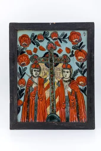 În centrul icoanei este Crucea bronzie, iar în stânga crucii este Sfânta Împărăteasă Elena, și în dreapta este Împăratul Constantin. Veșmintele sfinților împărați sunt pictate cu roșu vermillon și gri-albăstrui. Poartă coroane împărătești și aureole de sfinți, mantiiile de împărați le au prinse la gât cu fibulă. Crucea este bronzie și are capetele brațelor cu elemente decorative trilobate roșii vermillon somon. În spatele Crucii sunt elemente fitomorfe și o cunună de Rusalii. Fondul este cerul albastru bleu-ciel regal senin. Întreaga compoziție iconografică este încadrată de un chenar decorativ fitomorf, format dintr-o bogată ghirlandă de trandafiri-bujori, formată din 9 ruje roșii cu bobocei. În interiorul icoanei este un spațiu galben luminos cu umbre roșii paralele. Cromatica este armonioasă: roșu vermillon-somon, albastru bleu-ciel regal, gri, bej, crem, bronziu, brun, ocru, alb, negru. Inscripția în româno-chirilică se traduce Constantin și Elena. Icoana este din Nordul Transilvaniei, Nicula.