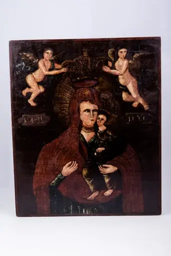 Maica Domnului ține în brațe Pruncul Iisus Hristos, care arată cu mâna dreaptă înspre Maica Domnului, prezentându-ne-o. Maica Domnului este înveșmântată în mantie cu maforion roșu-stacojiu, cu interiorul negru. Maica Domnului are aureola în raze luminoase de soare. Pruncul Iisus Hristos este înveșmântat cu sacos și omofor brun spre negru, cu coroană și aureolă pe cap. Fondul icoanei este negru întunecat, în contrast fiind cu lumina chipurilor și cromatica veșmintelor. În registrul superior sunt doi îngeri îndreptați spre coroana stilizată a Maicii Domnului, făcând gestul Încoronării. Îngerii sunt pictați asemenea unor putti, din pictura barocă. Cromatică este armonioasă: roșu stacojiu, brun, acajou, brun-ocru, brun, bej, alb, verde-olive, negru. Inscripția din româno-chirilică se traduce MP IC XC Maica Domnului Iisus Hristos. Icoana este pictată în manieră barocă și are atmosfera catolică.