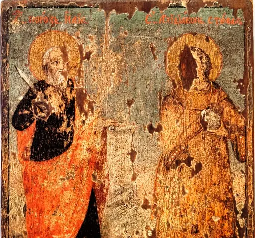 Asocierea proorocului Ilie cu Arhidiaconul Ștefan este mai puțin întâlnită în iconografie, este posibil ca ea să pornească de la mustrarea pe care a făcut-o întâiul mucenic"precum odinioară Ilie", celor care-l huleau pe Hristos; sau să fi fost comandată ca atare de cineva. Icoana îi redă pe cei doi sfinți în picioare, ușor întorși unul către altul; Proorocul Ilie are părul și barba albe, și ține în mâna stângă un filacter desfășurat iar în dreapta o pană ridicată la înălțimea pieptului. Este înveșmântat cu o tunică neagră, peste umărul drept având petrecută o mantie lungă, roșu orange. În pandant, sfântul mucenic Ștefan, în haine de arhidiacon: orar petrecut peste piept, stihar cu bordură lată jos, mâneci largi tivite cu bordură de perle. În mâna stângă ține globul pământesc? În jurul capului amândoi sfinții au nimburi aurite. Pictura prezintă lacune.Fond albastru bleu, cu irizări pe linia orizontului. Inscripția este scrisă cu litere roșii, în partea de sus, deasupra fiecărui sfânt. Chenar îngust de culoare închisă. Proporțiile siunt respectate, fețele expresive, gesturile bine realizate, stilul picturii academiste de secol XIX, este vorba de un zugrav cu școală.