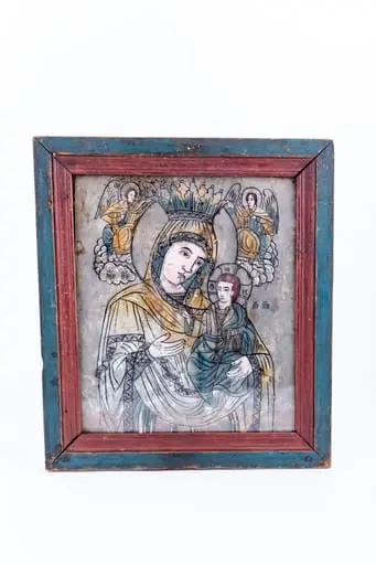 Maica Domnului este Împărăteasă, ținând în brațe Pruncul Iisus Hristos care ține cu mâna stângă pe genunchi, Sfânta Evanghelie închisă și Binecuvântează cu mâna dreaptă. Maica Domnului arată calea cu mâna dreaptă, deci este Hodighitria. Maica Domnului este înveșmântată în mantie cu maforion gri și galben-ocru-auriu cu broderie și falduri și drapaje bine conturate, poartă coroniță de împărăteasă și aureolă. Pruncul Iisus Hristos este înveșmântat în gri-albăstrui un turcoaz pal, cu coroană și aureolă. În registrul superior îndepărtat, stânga și dreapta, sunt cei doi îngeri arhangheli Mihail și Gavriil, ținând cu mâinile coroana Maicii Domnului. Arhanghelii stau pe mandorle rotunde de norișori albi, bine conturați. Fondul icoanei este gri. Cromatică: gri, alb, galben-ocru-auriu, albastru-turcoaz. Rama este pictată cu brun roșcat-acajou. Întreaga icoană este deosebită prin desenul sigur, elegant și sobrietatea luminoasă a cromaticii. Alăturarea gri-ului cu galbenul și albastru și urmele albe de desen sunt specifice Lazului și dau o eleganță aparte Văii Sebeșului, o prețiozitate prin simplitate. Inscripția din româno-chirilică se traduce IC XC MP Iisus Hristos Maica Domnului.