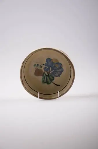Blid de formă tronconică foarte adâncită, cu buza foarte înaltă și ușor ieșită în afară în partea exterioară. Este smălțuit interior și exterior (doar buza). În centru e decorat cu motive florale, iar pe margine cu o linie; pe fund are marca ”Granitul No 4 1/2”. Cromatică: fond interior crem; fond exterior maro; motive: mov închis; verde; albastru; maro.