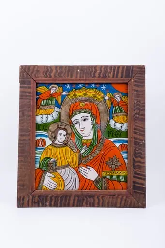 Maica Domnului Împărăteasă a Cerurilor, pe tron așezată, îl ține în brațe pe Pruncul Iisus Hristos. Maica Domnului este îmbrăcată cu mantie cu maforion roșie vermillon, cu interiorul căptușit cu verde și cu marginile manșetelor galben-aurii. Poartă aureolă și coroniță de împărăteasă, salbă aurie la gât. Pruncul Iisus Hristos este îmbrăcat cu ocru, verde și gri, are aureolă și ține pe genunchi Sfânta Evanghelie închisă și arată către Maica Domnului. În registrul superior îndepărtat sunt ocrotitori și păzitori Sfinții Arhangheli Mihail și Gavriil, așezați cu picioarele pe nori rotunzi, albi. Tematica este deosebită și frecvent întâlnită în Țara Oltului. Cromatica este armonioasă, caldă și luminoasă: roșu vermillon, verde spanac-avocado, galben-ocru, albastru bleu-ciel, alb, negru. Inscripția din româno-chirilică se traduce Maica Domnului MP Iisus Hristos IC XC