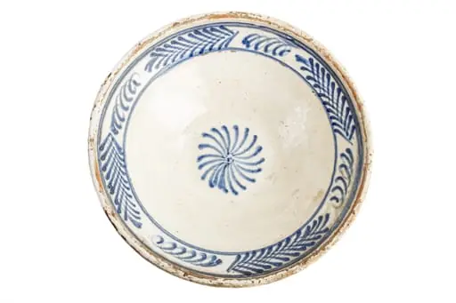Formă tronconică; fond alb; culori: albastru. Decorul constă într- o floare stilizată de culoare albastră amplasată în centru farfuriei. Sub buza vasului într-o bandă delimitată de două cercuri albastre sînt amplasate ramuri de brad și frunze stilizate în alternanță decorativă. Folosită la decorarea interiorului țărănesc în așa numita - cameră bună.