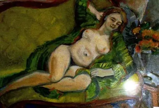 Nud pe fotoliul galben