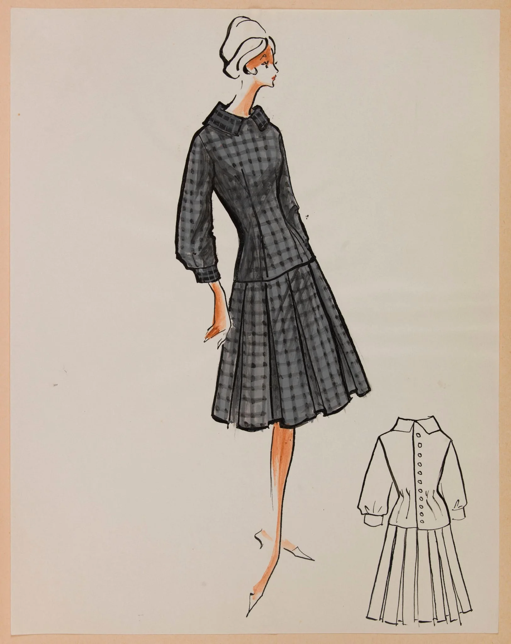 Tailleur bleu gris à longue veste cintrée et jupe plissée