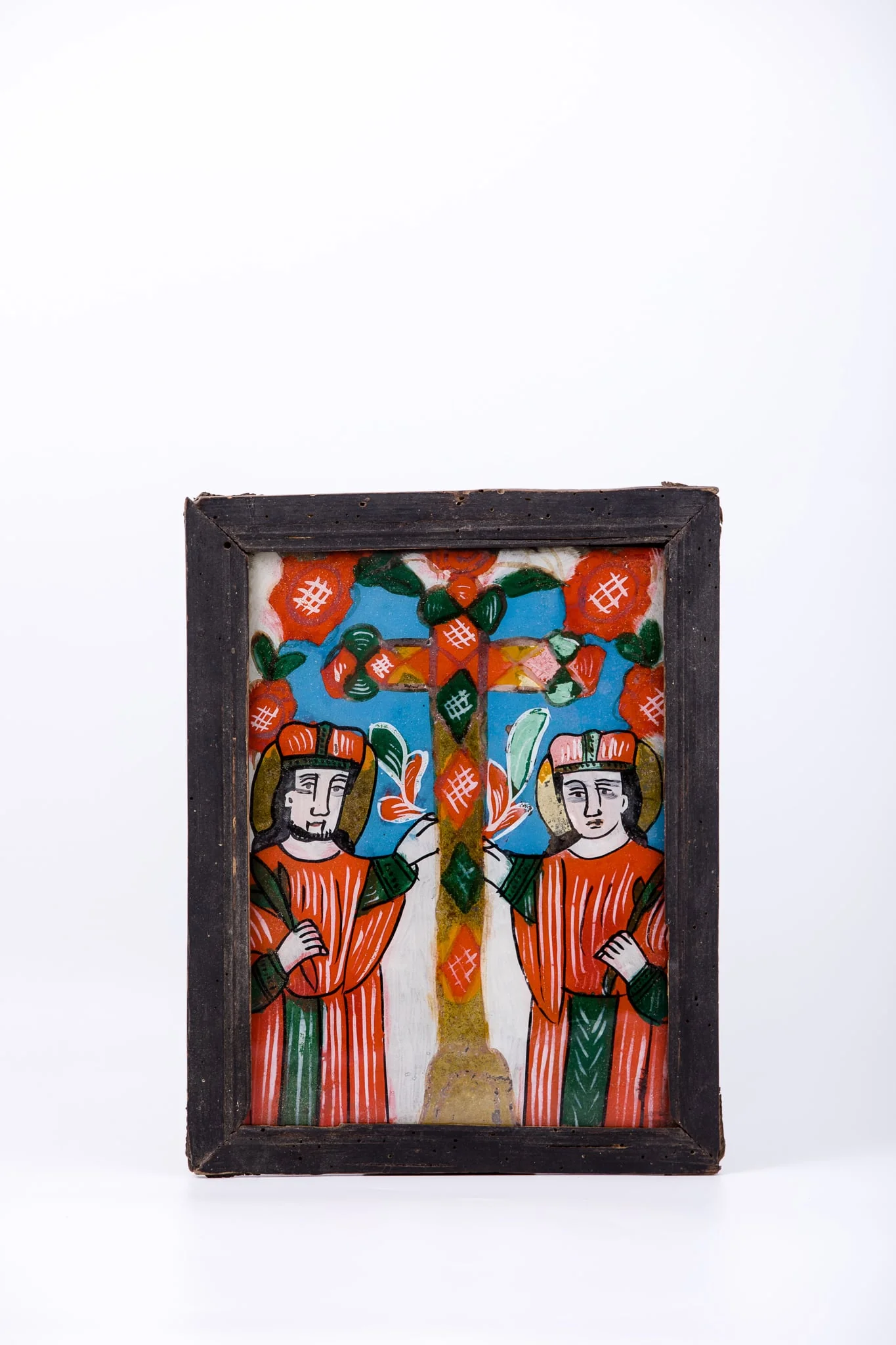 În centrul icoanei este Crucea aurie-bronzie, ornamentată cu elemente decorative romboidale, roșii și verzi, cu grilaj alb, susținută fiind de Sfinții Împărați întocmai cu apostolii. În dreapta crucii este Sfântul Împărat Constantin și în stânga este Împărăteasa Elena, mama sa. În spatele Crucii este un spațiu alb izvorâtor de lumină și două elemente vegetale, asemenea unor martori - îngeri păzitori. Crucea găsită este susținută cu bucurie de cei doi sfinți. Veșmintele Sfinților Constantin și Elena sunt într-o combinație de roșu vermillon și verde brad, alb fin-dungate. Spațiul alb de lumină duce gândul la Crucea de lumină apărută pe cer In hoc signo vinces - prin acest semn vei învinge. Icoana este bogat ornamentată de culoare, lumină și detalii semnificative, elemente decorative geometrizante - romburi și caroiaje albe. Fondul icoanei este cerul senin, albastru regal deschis. Întreaga compoziție este încadrată armonios de un chenar decorativ geometrizant și fitomorf, format din rujele de Nicula. Cromatica este armonioasă și senină: roșu vermillon, galben-ocru, albastru regal, verde brad, alb, negru. Icoana este de Nicula., by Unknown, 1850