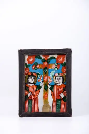 În centrul icoanei este Crucea aurie-bronzie, ornamentată cu elemente decorative romboidale, roșii și verzi, cu grilaj alb, susținută fiind de Sfinții Împărați întocmai cu apostolii. În dreapta crucii este Sfântul Împărat Constantin și în stânga este Împărăteasa Elena, mama sa. În spatele Crucii este un spațiu alb izvorâtor de lumină și două elemente vegetale, asemenea unor martori - îngeri păzitori. Crucea găsită este susținută cu bucurie de cei doi sfinți. Veșmintele Sfinților Constantin și Elena sunt într-o combinație de roșu vermillon și verde brad, alb fin-dungate. Spațiul alb de lumină duce gândul la Crucea de lumină apărută pe cer In hoc signo vinces - prin acest semn vei învinge. Icoana este bogat ornamentată de culoare, lumină și detalii semnificative, elemente decorative geometrizante - romburi și caroiaje albe. Fondul icoanei este cerul senin, albastru regal deschis. Întreaga compoziție este încadrată armonios de un chenar decorativ geometrizant și fitomorf, format din rujele de Nicula. Cromatica este armonioasă și senină: roșu vermillon, galben-ocru, albastru regal, verde brad, alb, negru. Icoana este de Nicula.
