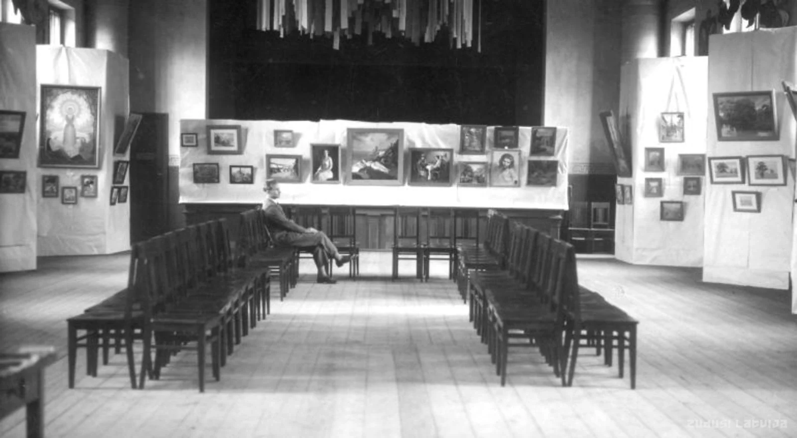 Talsu mākslinieku gleznu izstāde Latviešu Sadraudzīgās biedrības nama zālē, by Unknown, 1935