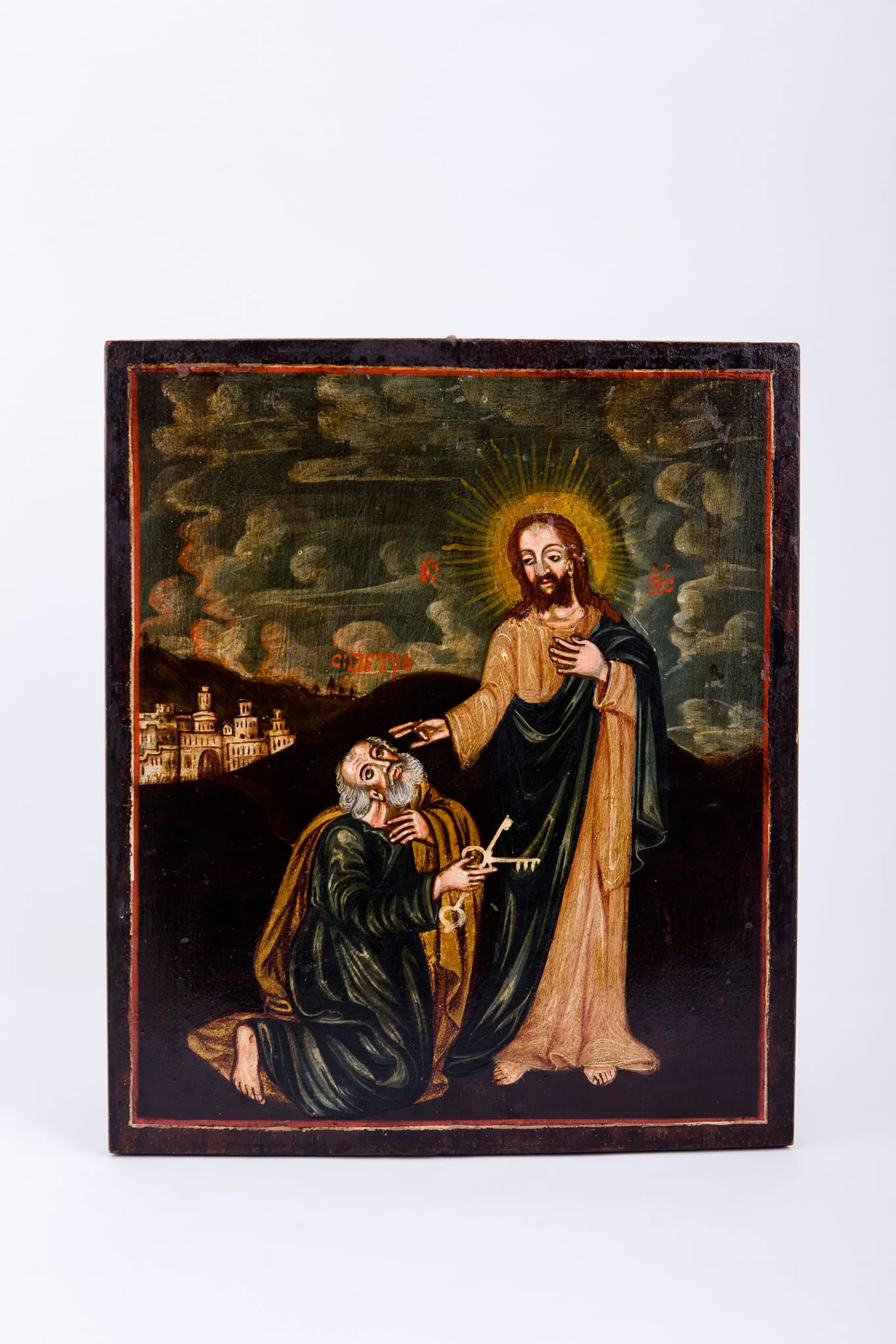 Mântuitorul Iisus Hristos, îmbrăcat în sacos lung galben-crem-bej, cu mantie verde, pe umăr, cu aureolă din raze de lumină, atinge cu mângâiere, ocrotire și Binecuvântare creștetul și umerii Sfântului Apostol Petru, care stă îngenuncheat în fața Domnului. Sfântul Petru este îmbrăcat în sacos verde, cu mantie galbenă-bronzie, primind cheile Împărăției Raiului. Simon Petru, fratele Sfântului Apostol Andrei, pescar evreu din Betsaida, este unul dintre primii discipoli ai Mântuitorului. Sfântul Petru a fost unul dintre cei mai apropiați ucenici și apostoli. În registrul superior, este cerul verde-kaki, cu nouri învolburați, cu striații mici roșii, ca de amurg. În registrul inferior sunt dealuri brune-cafenii, iar în registrul îndepărtat se văd zidurile caselor cetății Ierusalimului. Pictura este încadrată de un chenar liniar roșu-vermillon. Cromatica este autumnală, vernisată, barocă: brun-cafeniu, ocru, bej, crem, verde de China, negru. Inscripția din româno-chirilică se traduce IC XC Iisus Hristos Sf Petru.