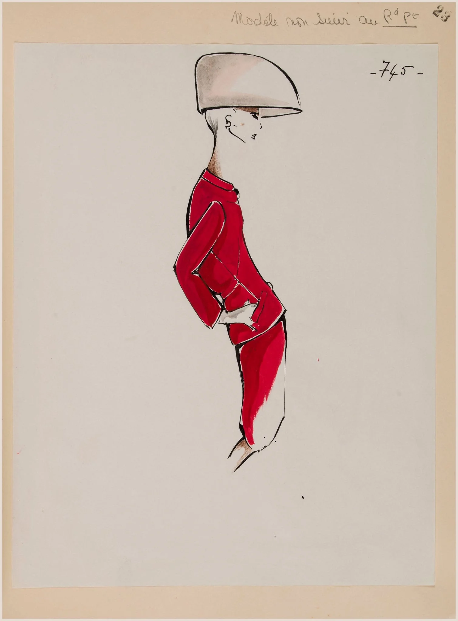 Tailleur vermillon et grand chapeau rose pâle