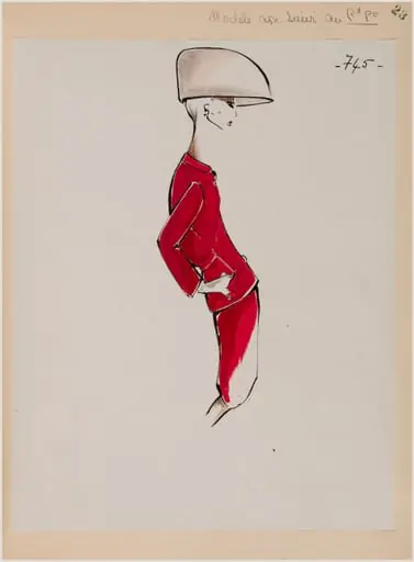 Tailleur vermillon et grand chapeau rose pâle