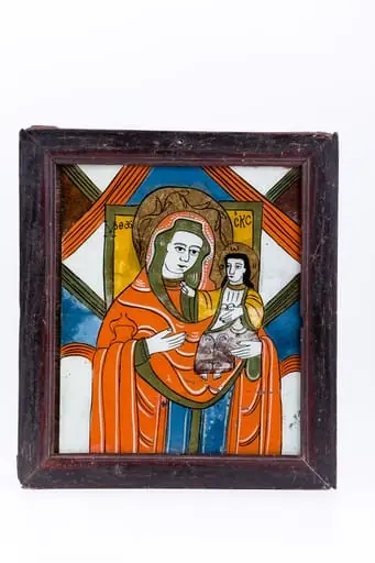Maica Domnului îl ține în brațe pe Pruncul Iisus Hristos care Binecuvântează cu mâna dreaptă și arată înspre Maica Domnului. Maica Domnului arată calea cu mâna dreaptă, deci este Hodighitria. Maica Domnului este înveșmântată în mantie cu maforion roșu vermillon și sacos albastru, cu interiorul verde, are peste maforiom aureolă. Maforiomul este împodobit cu puncte mici albe. Pruncul Iisus Hristos este înveșmântat în gri și auriu ocru-brun-bronziu, cu interiorul căptușit cu verde și are aureolă. Fondul icoanei este format dintr-un caroiaj alb-albastru, cu marginile verzi și acajou-cărămizii. Compoziția geometrică, formată din romburi suprapuse, ne trimite gândul la nimbul de Slavă de Lumină de la Schimbarea la Față a Mântuitorului Iisus Hristos pe Muntele Tabor. Cromatica este armonioasă, tomnatică, specifică Niculei: roșu vermillon, alb, albastru cobalt, verde, kaki, auriu, ocru-brun-bronziu, brun, alb, negru. Inscripția din româno-chirilică se traduce MP IC XC Maica Domnului Iisus Hristos.