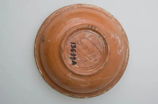 Vas ceramic smălțuit, de formă circulară cu profil tronconic, având pereții ușor evazați, baza plată și buza circulară. Decorat cu motive vegetal-florale și cordiforme pe fundul vasului (două rânduri de frunze, o lalea și o inimă), pictate cu pensula. Fundul vasului este delimitat de pereți printr-o linie subțire, circulară. Gura este pictată în alb și la exterior.Pe fundul vasului găsim marca Granitul No 8 și două cercuri concentrice, incizate. Cromatică: fond alb interior, cărămiziu și alb exterior; motive: albastru, cărămiziu, verde, maro.