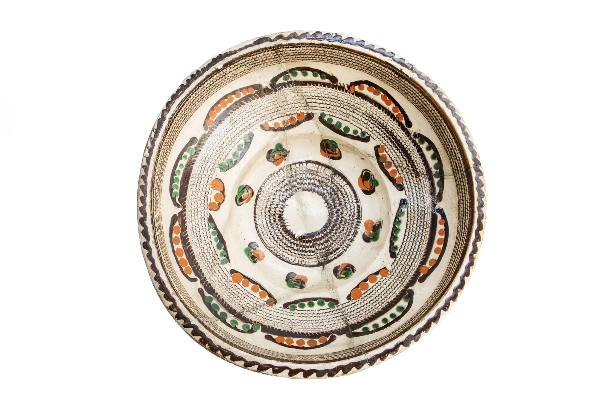 Formă tronconică; fond alb fildeșiu; pe fundul vasului este dispusă o bandă circulară lată decorată cu motivul specific centrului: pînza de păianjen - realizată prin tehnică jirăvirii cu gaița, încadrată de boboci de floare stilizați, colorați în verde și cărămiziu și linii ușor curbate care au interior puncte de culoare cărămizie, respectiv: verde. Pe umărul vasului este dispusă o altă bandă circulară jirăvită cu motivului pînzei de păianjen care prezintă în exterior linii curbe similare cu cele descrise mai sus. Întreaga compoziție sugerează un soare stilizat. Buza este decorată cu un val circular de culoare brună. Piesa reprezintă una dintre primele achiziții ale lui Alexandru Tzigara Samurcaș. Folosită la decorarea interiorului țărănesc în așa numita - cameră bună