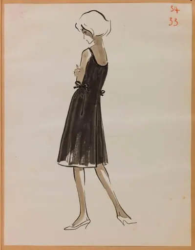 Robe noire nouée sur les hanches
