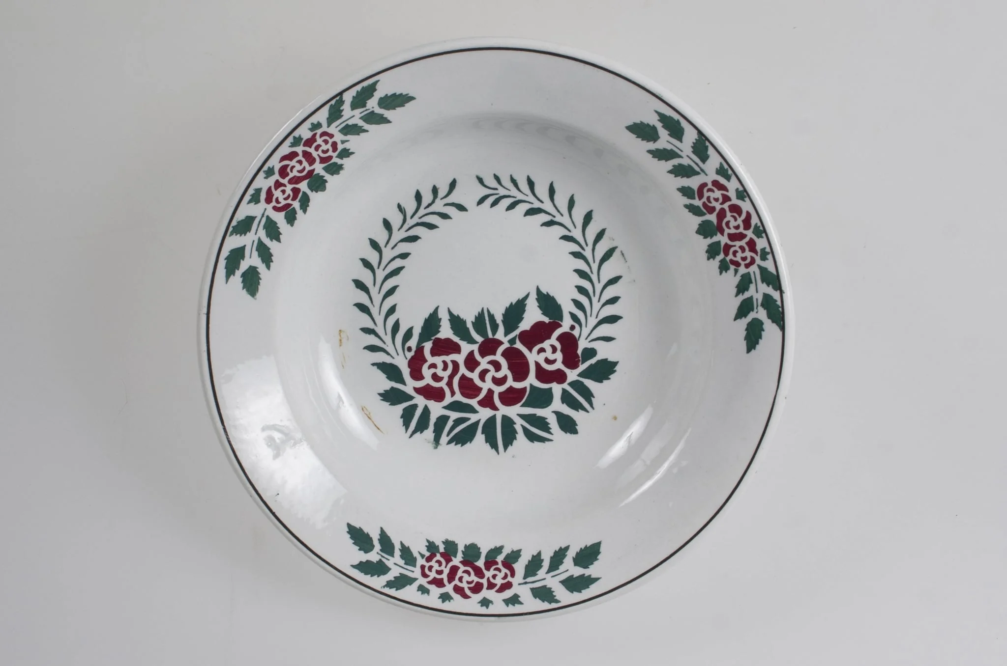 Vasul are formă tronconică, adâncită. Este decorat cu motive florale, vegetale și geometrice; are trei flori pe margine ce sunt delimitate de o linie; în centru este decorat cu un buchet format din trei trandafiri; pe fund are trei cercuri concentrice. Vasul este smălțuit interior-exterior. Cromatică: fond alb; motive: verde; roșu., by Unknown, 1850