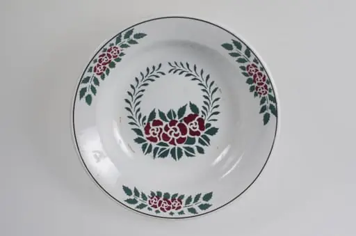 Vasul are formă tronconică, adâncită. Este decorat cu motive florale, vegetale și geometrice; are trei flori pe margine ce sunt delimitate de o linie; în centru este decorat cu un buchet format din trei trandafiri; pe fund are trei cercuri concentrice. Vasul este smălțuit interior-exterior. Cromatică: fond alb; motive: verde; roșu.