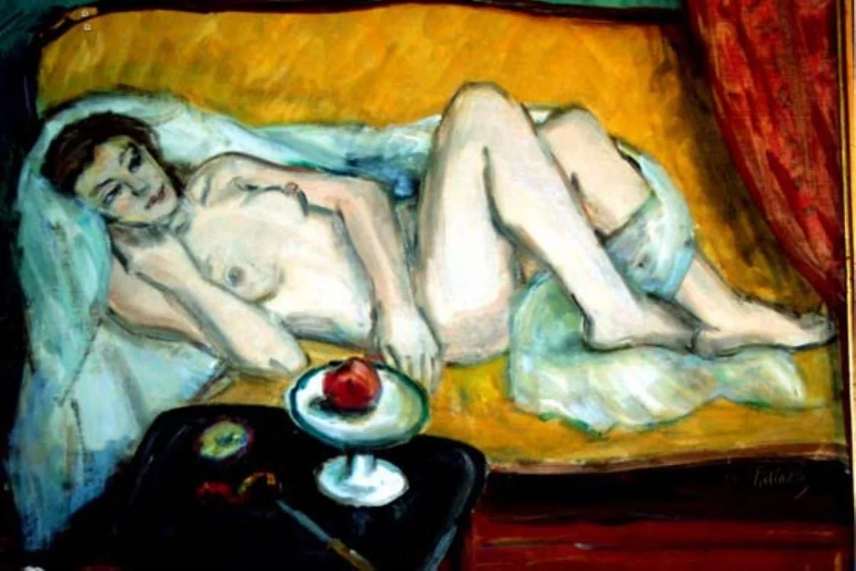 Nud pe canapea galbenă