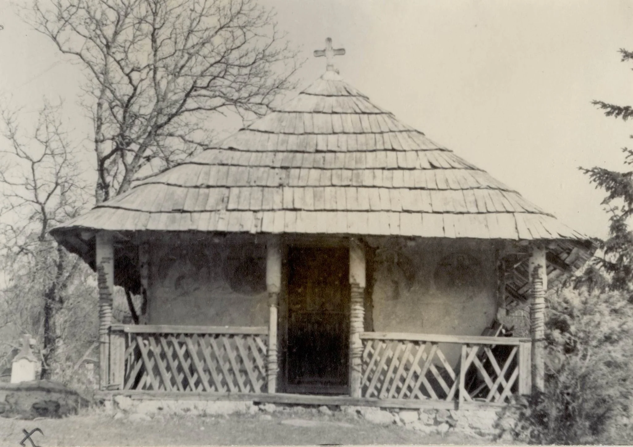 Biserica de lemn din Brebina (vedere din față), județul Mehedinți (1986)