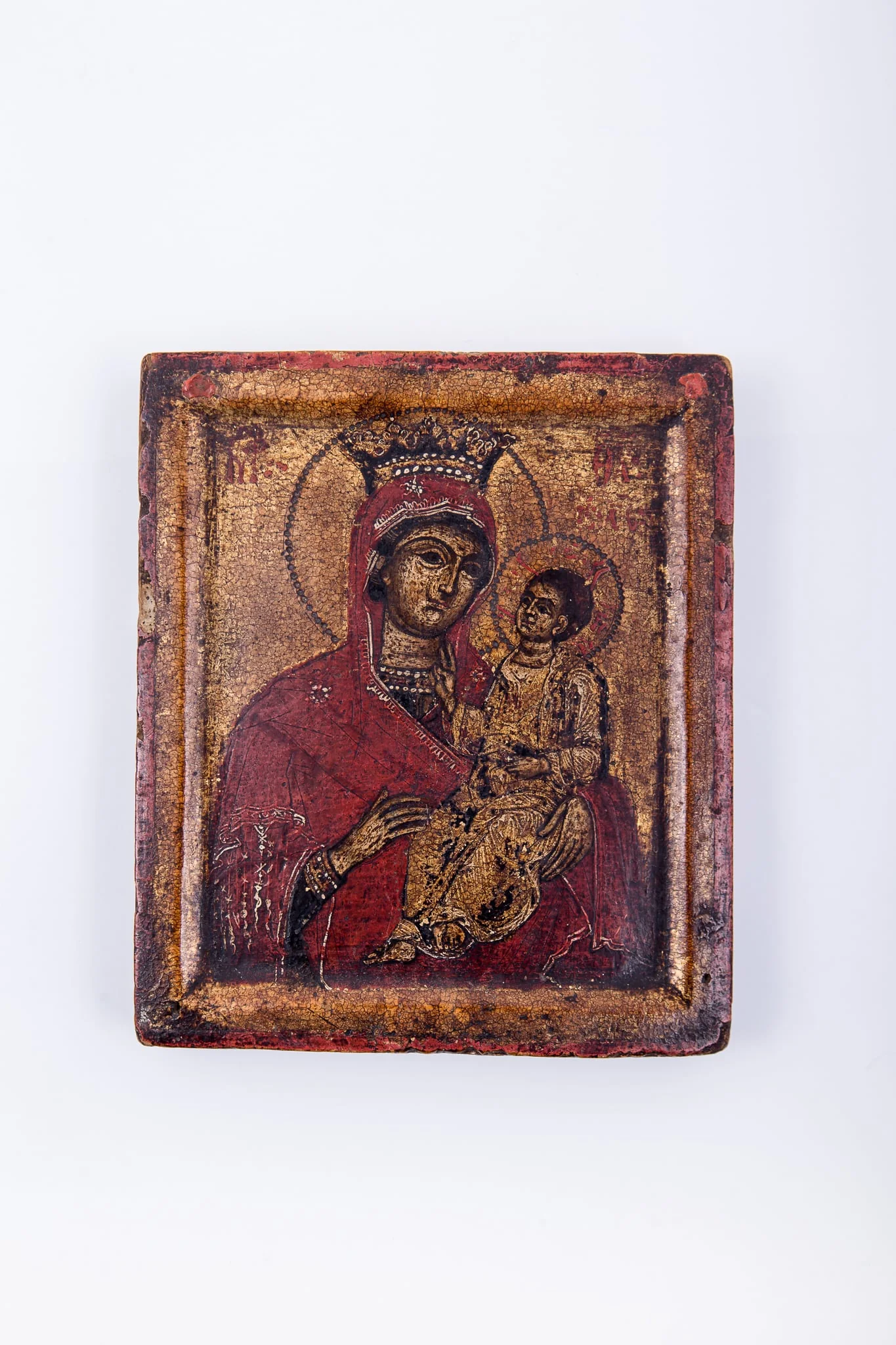 Maica Domnului ține în brațe Pruncul Iisus Hristos, înveșmântat în sacos bej-auriu. Pruncul arată cu mâna dreaptă înspre Maică arătându-ne-O și Maica arată către Prunc arătându-ni-L ca fiind calea, adevărul și viața, Este o icoană de tip Hodighitria. Maica Domnului este înveșmântată în mantie cu maforion roșu vermillon cu interiorul și ciupag negru, cu mărgețule albe, ca la coronița de Împărăteasă. Fondul icoanei este deschis-auriu-bronziu, luminos, dar foița aurie este deteriorată. Chipurile și trăsăturile fețelor sunt luminoase prin privire, atitudine și aureole. Cromatica este caldă și luminoasă: roșu-vermillon, galben-ocru, brun, bej, negru. Rama icoanei este realizată din aceeași bucată de lemn cu icoana însăși, este reliefat-sculpturată, basorelierf crestat, realizându-se o trecere ușoară de la icoană la ramă. Inscripția din româno-chirilică se traduce IC XC MP Iisus Hristos Maica Domnului., by Unknown, 1850