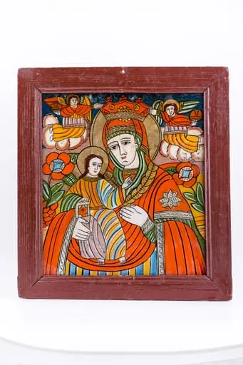 Maica Domnului este reprezentată ținând în brațe Pruncul Iisus Hristos care ține cu mâna dreaptă Sfânta Scriptură pe genunchi și Binecuvântează cu mâna stângă, arătându-ne-o pe Maica Domnului. Maica Domnului arată calea cu mâna stângă, deci este Hodighitria. Maica Domnului este înveșmântată în mantie cu maforion roșu vermillon, cu interiorul verde fin-dungat cu alb, are coroniță de Împărăteasa Cerurilor, salbă de aur și aureolă. Pruncul Iisus Hristos este înveșmântat în auriu ocru-brun-bronziu, cu fine nervuri-striații verzi și alb-albastre, are părul mai lung, până la umeri și are aureolă. Fondul icoanei este cerul de culoarea albastru ultramarin bleumarin. În registrul superior, de o parte și de alta, sunt Sfinții Arhangheli Mihail și Gavriil, susținând coronița de Împărăteasă. Sfinții Arhangheli au și globul pământesc cu crucea, simbolul chivotului sfințit. Au aripile verzi și stau îngenuncheați pe mandorle de nouri rotunzi albi-crem. Cromatica este armonioasă și caldă: roșu vermillon, alb, albastru bleu-ciel, verde kaki, auriu, ocru-brun-bronziu. Icoana este de Țara Oltului.